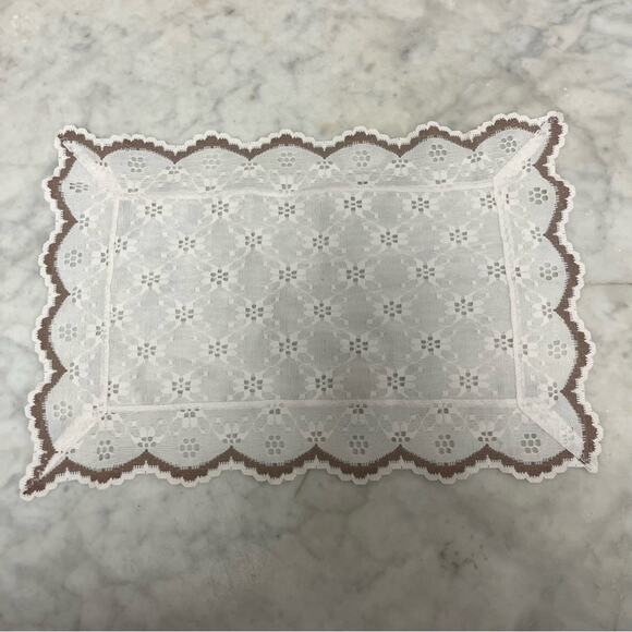 Vintage handcrafted eyelet doily placemat - Picture 3 of 5